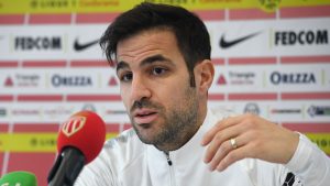 كيف حضر لبن العصفور لفابريجاس مع هدية فاخرة من مدريد