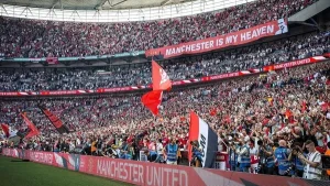 جماهير مانشستر يونايتد تحتل مدرجات ملعب مباراة وست هام وايفرتون