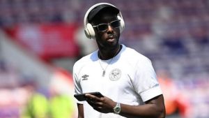 عرض مميز من نيوكاسل لضم لاعب برينتفورد وضغط من ويسا لتحقيقه