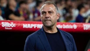 فليك يفتح نقاشًا حول مستقبل دفاع برشلونة بعد رحيل إينيغو مارتينيز