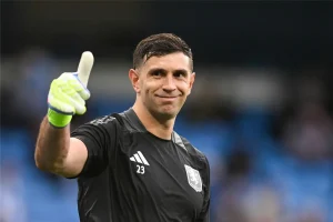 صفقة غير متوقعة.. بطل العالم إيمليانو مارتينيز يقترب من النصر