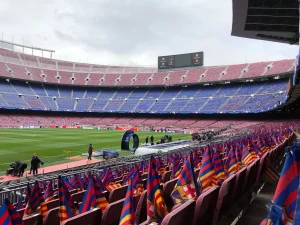 برشلونة يسعى لتجهيز كامب نو في وقت ضيق رغم التحديات الإدارية والفنية