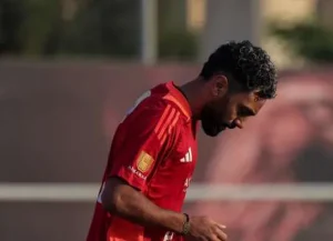 مصدر مقرب من الشحات يؤكد عدم صحة طلبه الرحيل عن الأهلي