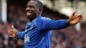 دوكوري يوقّع مع نادي نيوم لتعزيز خط الوسط بعد 9 مواسم في الدوري الإنجليزي