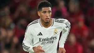 بيلينغهام يشجع ريال مدريد من مدرجات الملعب