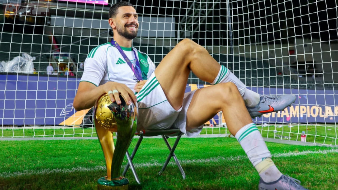 اهلي جدة يوزع مكافأة السوبر السعودي