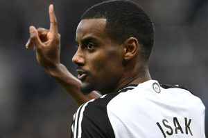 نيوكاسل يؤكد عدم بيع ايزاك واللاعب يعبر عن غضبه من القرار