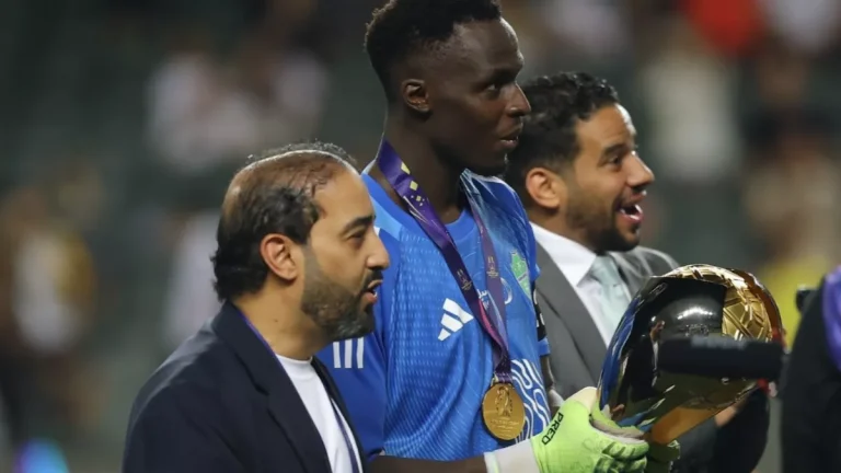 ياسر المسحل يحرج رئيس الأهلي أثناء التتويج .. “تجاهل وارتباك”