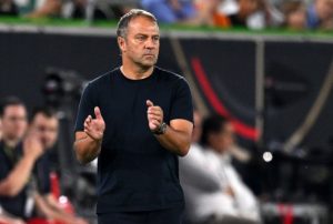 رسالة قوية من فليك لإدارة برشلونة تطالب بتحسين الأداء والتغيير الفوري