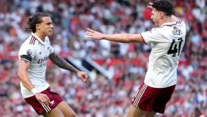 كالافيوري يعزز تقدم أرسنال في مواجهة مانشستر يونايتد