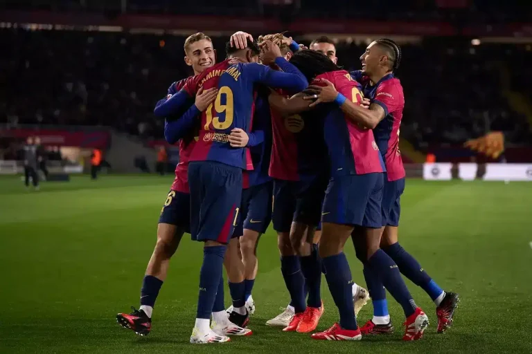 برشلونة يراقب مدافع برازيلي شاب من الدوري الإنجليزي لتعزيز خط الدفاع