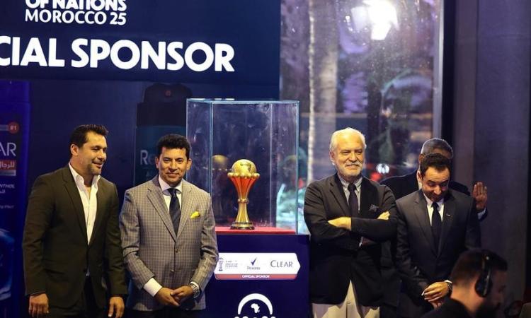 أشرف صبحي وأساطير الكرة المصرية في احتفالية استقبال كأس أمم إفريقيا بالقاهرة