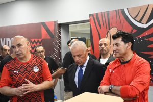 وزير الرياضة يشيد بأداء المنتخب رغم خروج صلاح ومرموش