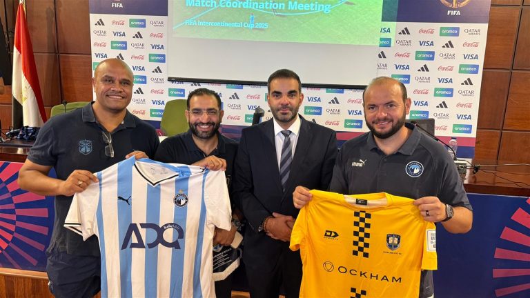 بيراميدز وأوكلاند سيتي يتبادلان الهدايا التذكارية قبل مواجهة كأس إنتركونتيننتال