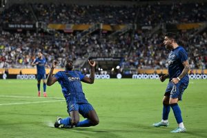 كوليبالي يعلق على علاقته مع إنزاجي بعد شائعات رحيله عن الهلال