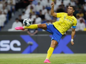 مشجع يهدي رونالدو بشت بعد فوز النصر بخماسية على الرياض