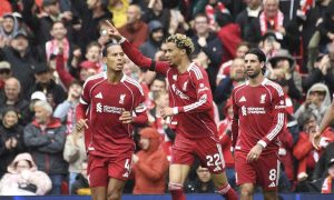 ليفربول يحسم دربي ميرسيسايد بثنائية أمام إيفرتون