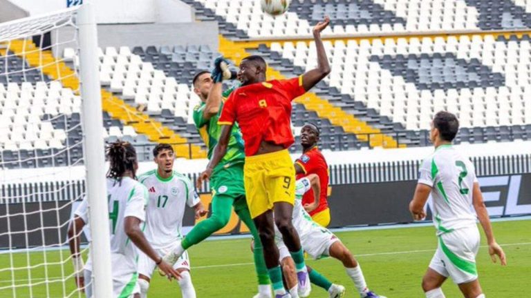 الجزائر تتعادل مع غينيا وتقترب من التأهل لكأس العالم