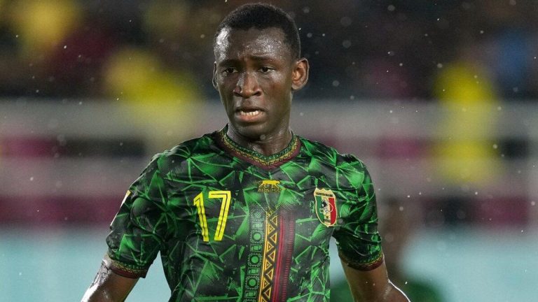 الاتحاد يقترب من ضم موهبة الدوري البلجيكي محمدو دومبيا