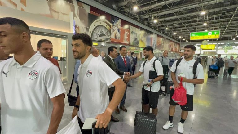 أشرف صبحي يودع المنتخب في مطار القاهرة قبل مواجهة بوركينا فاسو