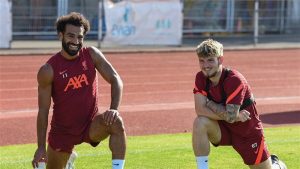 محمد صلاح يودع هارفي إليوت بعد انتقاله لأستون فيلا