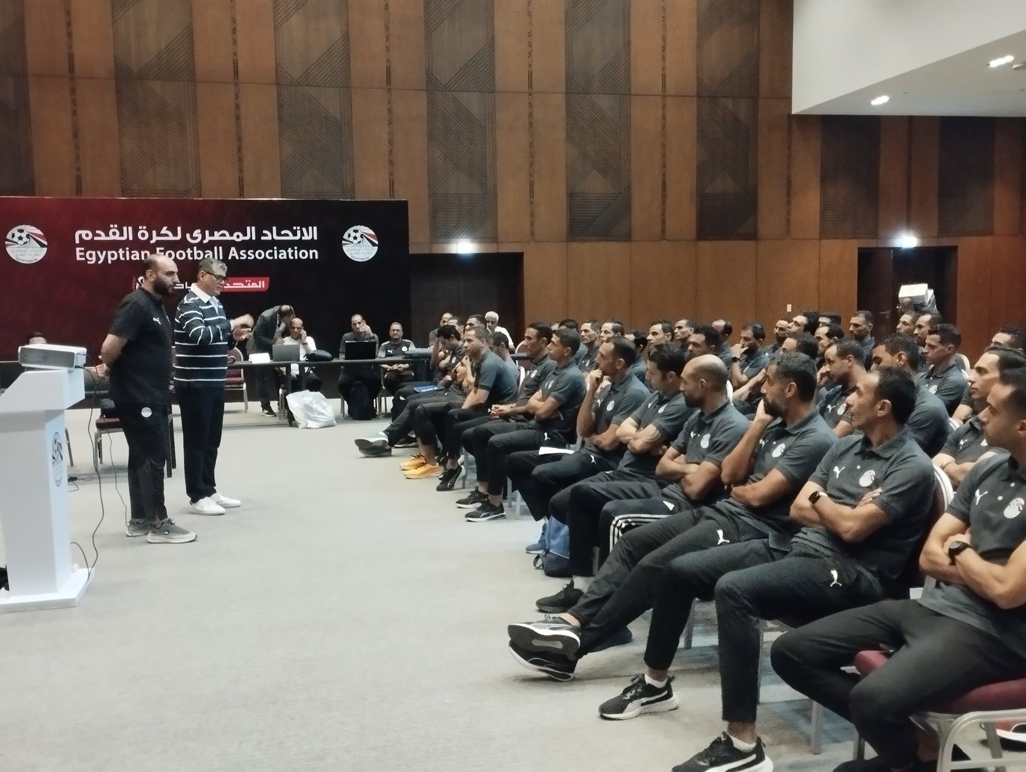 اوسكار رويز رئيس لجنة الحكام