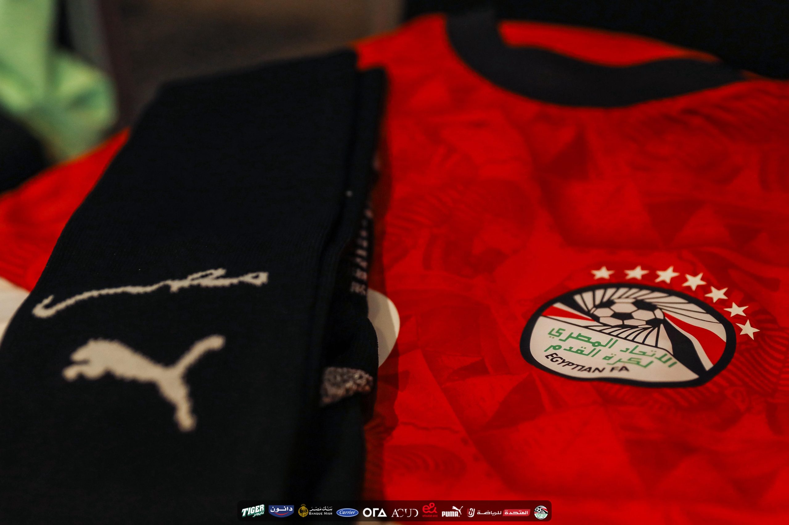 منتخب مصر يرتدي القميص الاحمر امام بوركينا