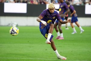 مشاركة لامين يامال مع برشلونة ضد نيوكاسل محل شك بسبب الإصابة