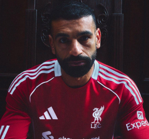 محمد صلاح يدافع عن زملائه السابقين ويطالب باحترامهم
