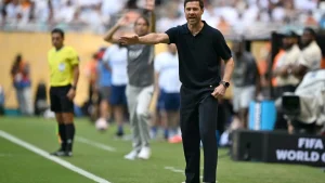 نجم ريال مدريد كامافينجا يطمئن ألونسو برسالة خاصة