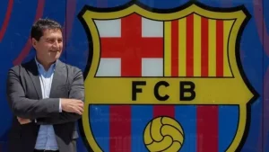 برشلونة يعلن إنهاء مهام أليكس سانتوس من إدارة الاتصال