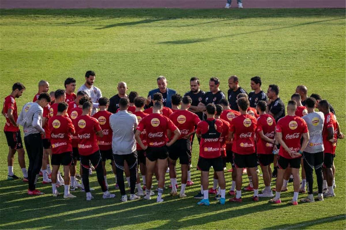 الخطيب يجتمع مع لاعبي الاهلي بعد التوقف