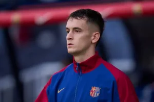 مارك كاسادو يدخل موسمًا حاسمًا مع برشلونة وسط شائعات الانتقال