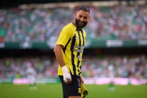 مورينيو يستهدف كريم بنزيما للانضمام إلى بنفيكا في 2026