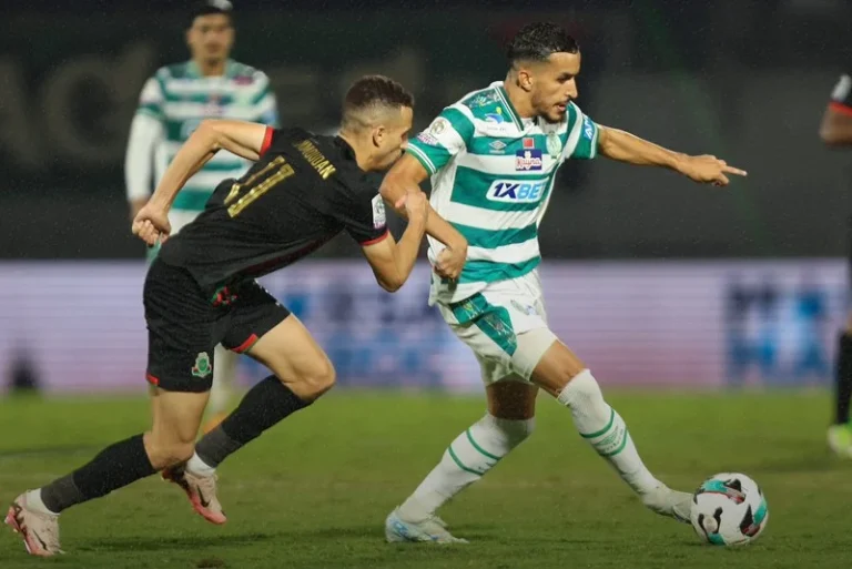 الاتحاد المغربي يوقف حكم مباراة الجيش الملكي والرجاء بعد جدل تحكيمي