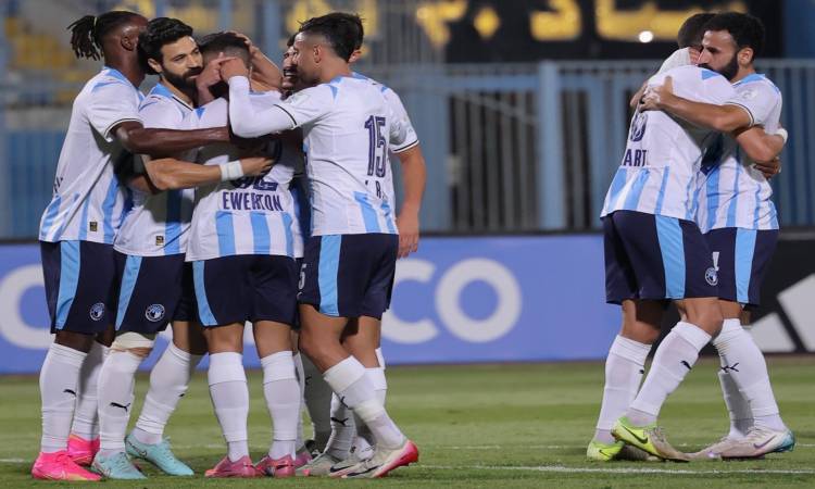 كأس إنتركونتيننتال – بيراميدز بالزي الأزرق وأهلي جدة بالأخضر الكامل