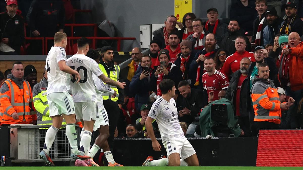 الرابعة على التوالي.. مانشستر يونايتد يصعق ليفربول في أنفيلد لأول مرة منذ 9 سنوات مانشستر يونايتد يهزم ليفربول في أنفيلد